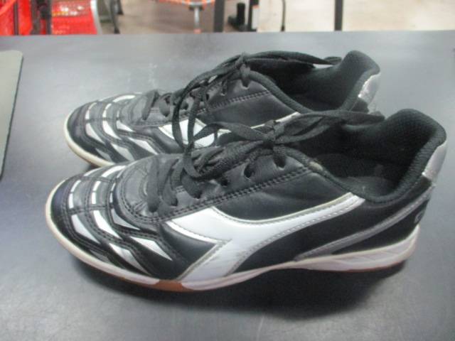 Load image into Gallery viewer, Used Diadora Indoor Soccer Shoes Sz 4
