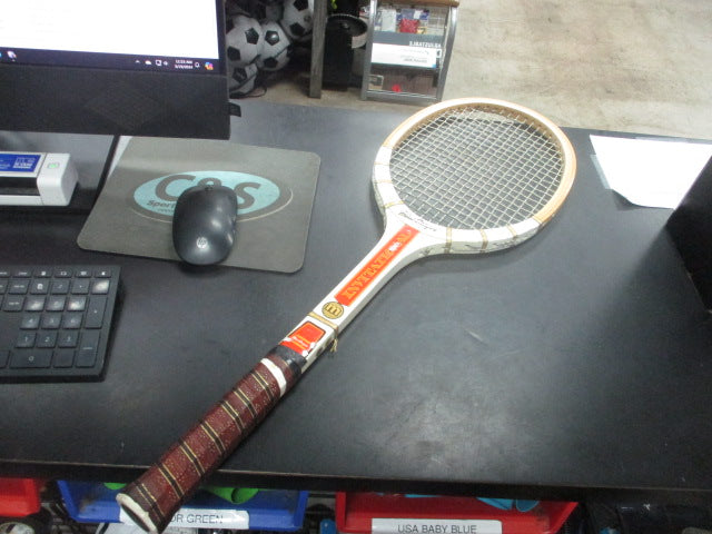 Load image into Gallery viewer, Vintage Macgregor Invitational 27&quot; Tennis Racquet
