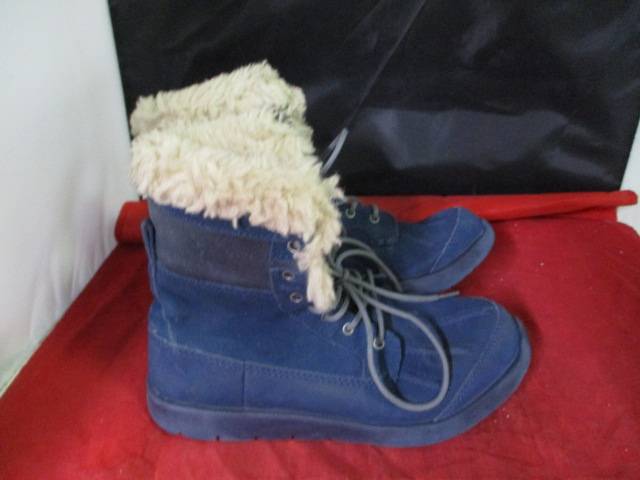 Load image into Gallery viewer, Used Girls UGG Boots Size 3
