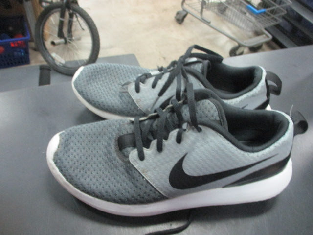 Load image into Gallery viewer, Used Nike Golf Shoes Size 6
