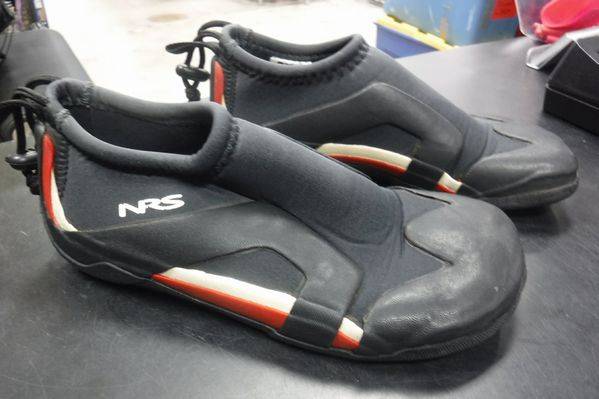 Load image into Gallery viewer, Used NRS Kinetic Size 7 Water Shoes
