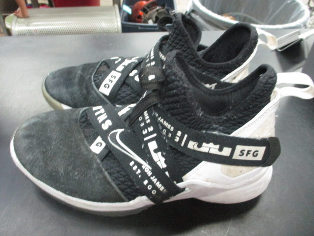 Load image into Gallery viewer, Used Nike Lebron Basketball Shoes Size 7
