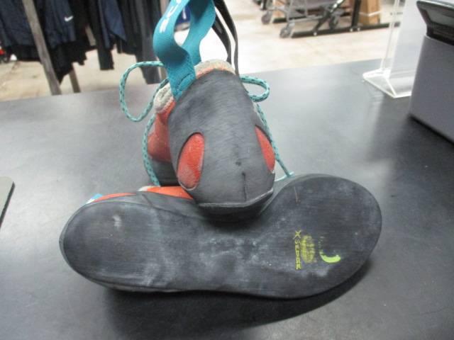 Load image into Gallery viewer, Used Scarpa Helix Women&#39;s Climbing Shoes Size 4.5 / 36
