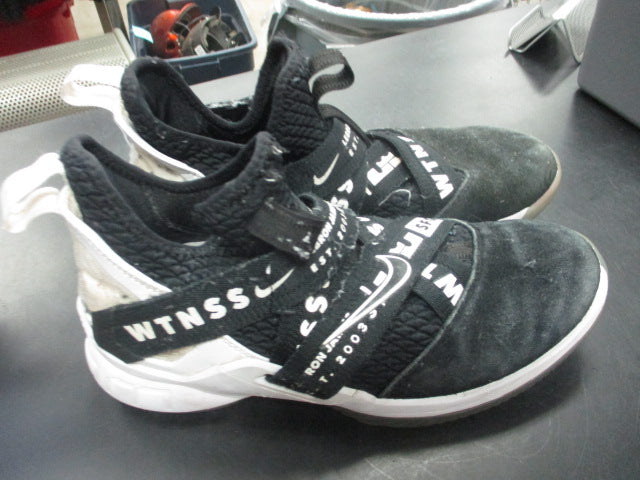 Load image into Gallery viewer, Used Nike Lebron Basketball Shoes Size 7
