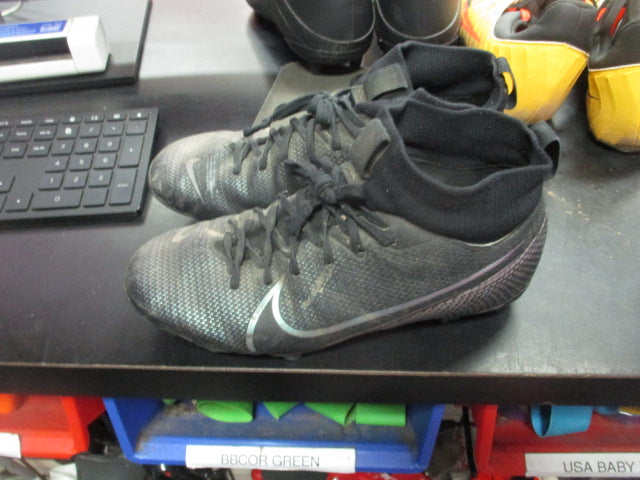 Load image into Gallery viewer, Used Nike Merc Size 3.5 Soccer Shoes
