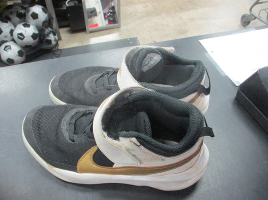 Used Nike Hustle Basketball Shoes Size 2