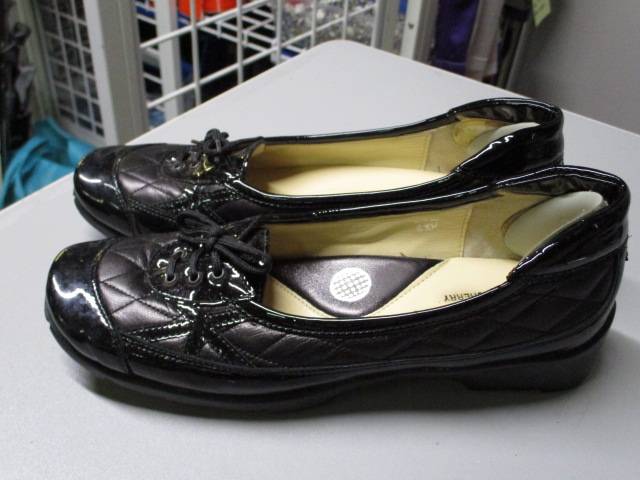 Load image into Gallery viewer, Used Sesto Golf Women&#39;s Golf Slip-Ons 6.5
