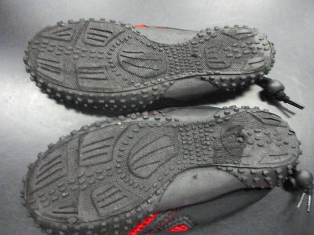 Load image into Gallery viewer, Used Wave Easy Water Shoes Sz 5
