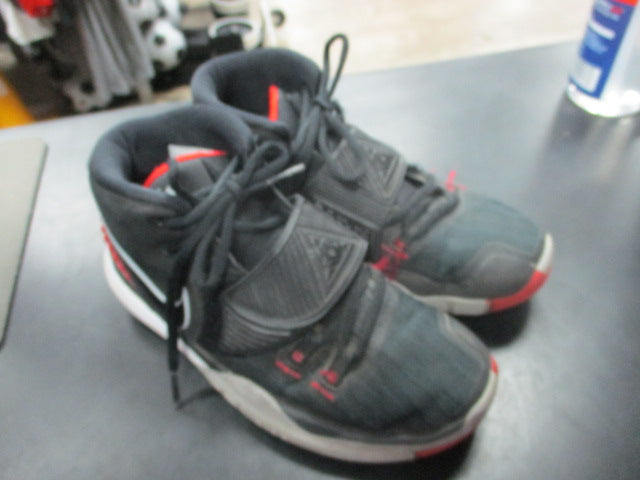 Load image into Gallery viewer, Used Nike Kyrie Irving Basketball Shoes Size 4
