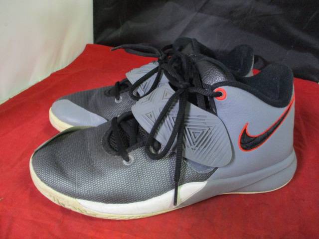 Load image into Gallery viewer, Used Nike Basketball Shoes Size 6

