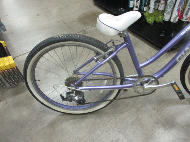Load image into Gallery viewer, Used Giant Gloss 24&quot; 7-Speed Cruiser
