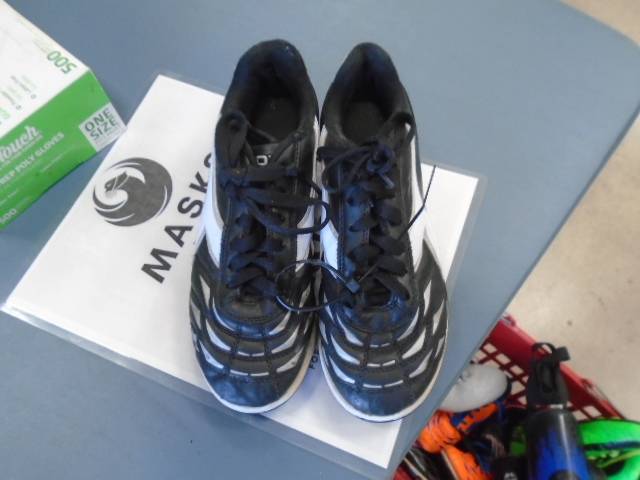 Load image into Gallery viewer, Used Diadora Sz 13 Soccer Flats

