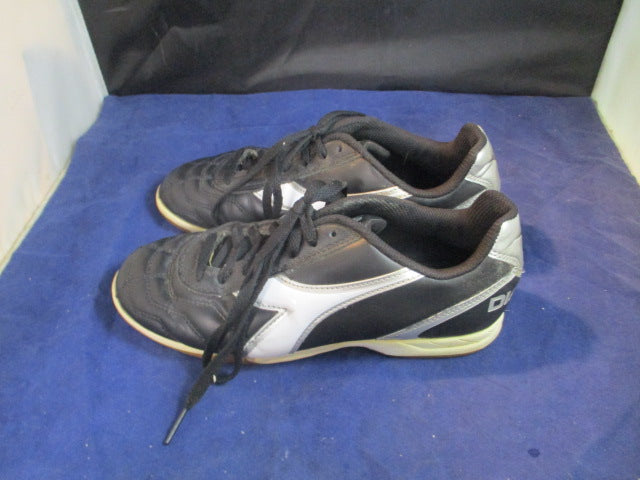 Load image into Gallery viewer, Used Diadora Turf Soccer Shoes Adult Size 6.5
