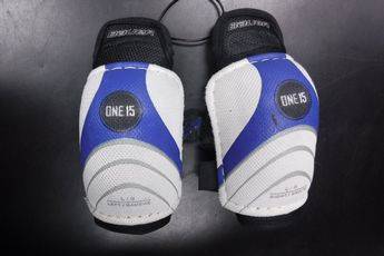 Load image into Gallery viewer, Used Bauer One 15 Youth Large Hockey Elbow Pads
