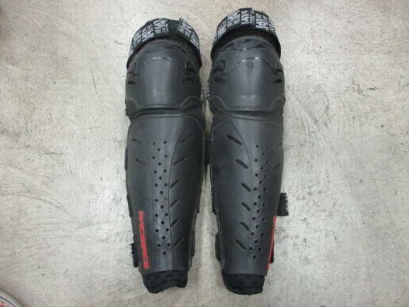 Load image into Gallery viewer, Used Raceface Rally Mountain Bike Leg Guards Sz Small
