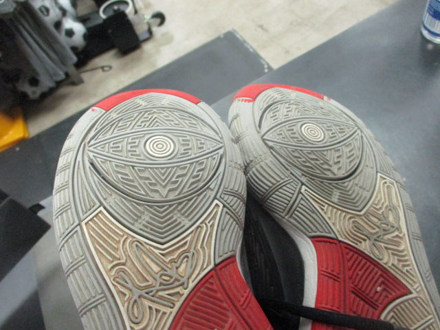 Load image into Gallery viewer, Used Nike Kyrie Irving Basketball Shoes Size 4
