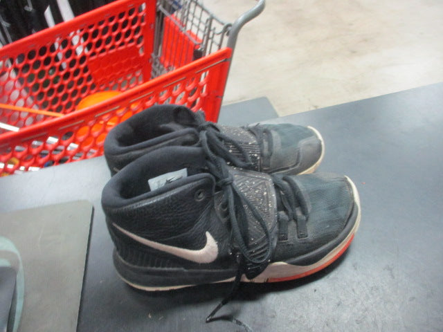 Load image into Gallery viewer, Used Nike Kyrie Irving Basketball Shoes Size 2
