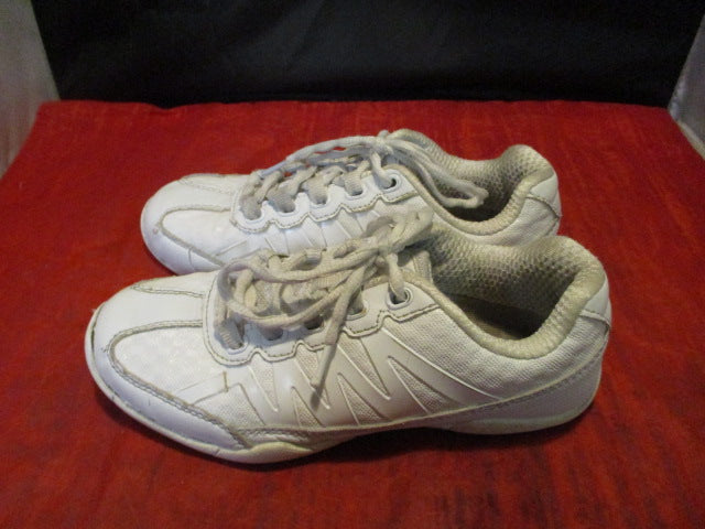 Load image into Gallery viewer, Used Chassé Apex Cheerleading Shoes Youth Size 3 - worn near toes
