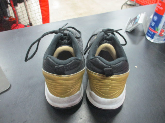 Load image into Gallery viewer, Used Shaq Basketball Shoes Size 5.5
