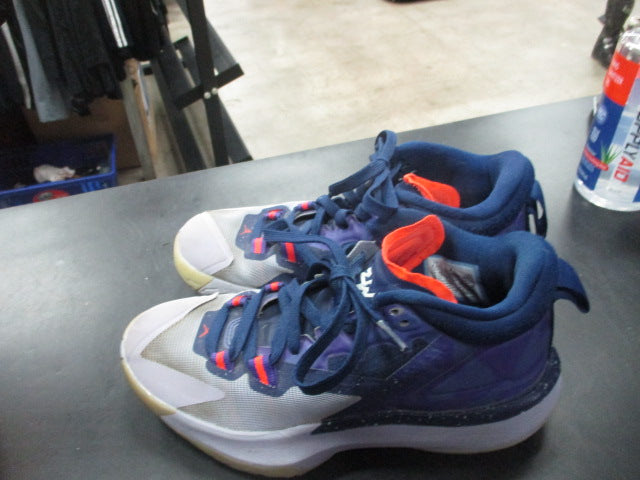 Load image into Gallery viewer, Used Jordan Basketball Shoes Size 4.5
