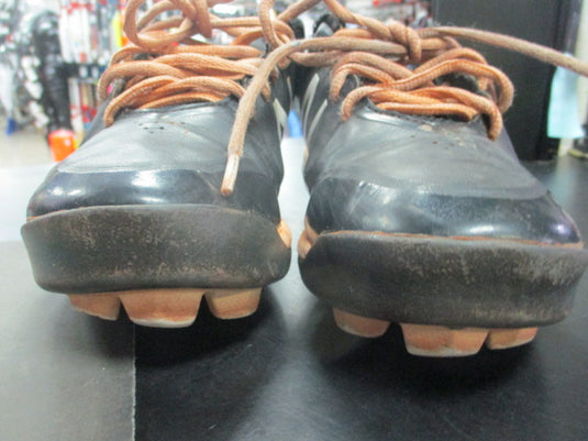 Used New Balance Cleats Size 4 (DAMAGE ON CLEATS)