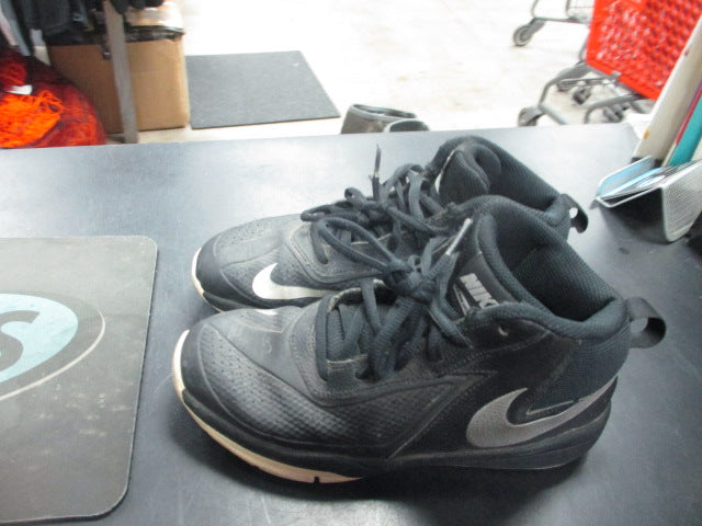 Load image into Gallery viewer, Used Nike Basketball Shoes Size 2
