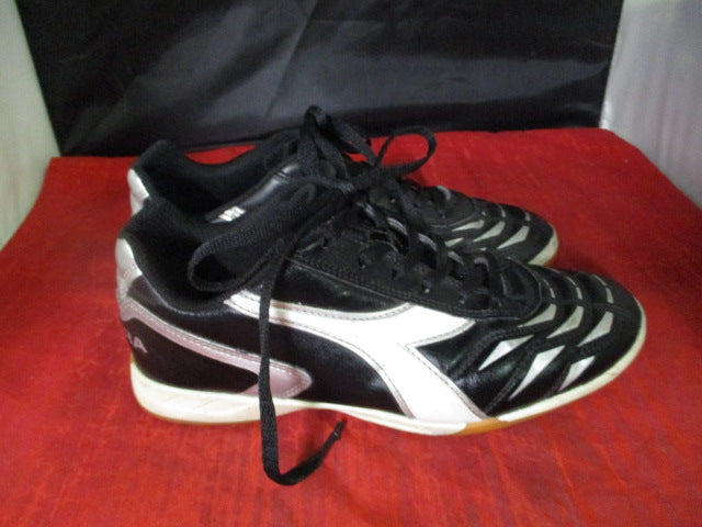 Load image into Gallery viewer, Used Diadora Indoor Soccer Shoes Size 5

