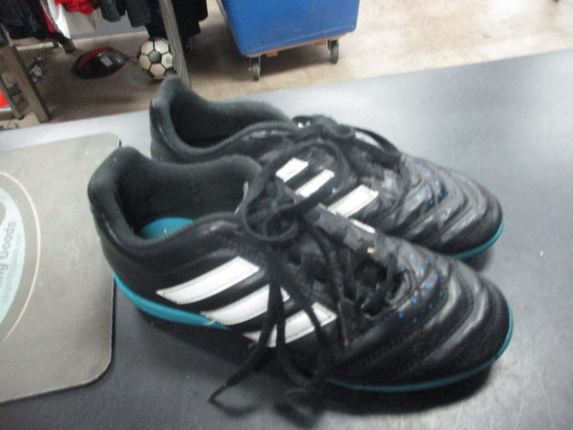 Load image into Gallery viewer, Used Adidas Turf Soccer Cleats Size 2.5
