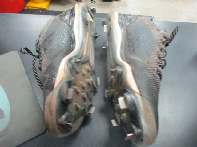 Load image into Gallery viewer, Used Adidas Metal Cleats Size 12 (Has wear in Heels)
