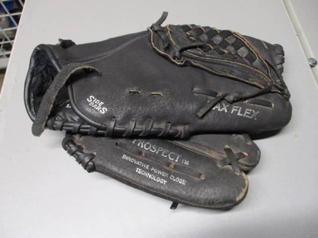 Load image into Gallery viewer, Used Mizuno Baseball Glove Black 10.75 Inch
