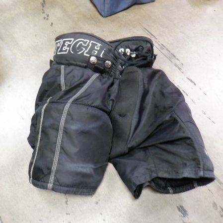 Load image into Gallery viewer, Used Itech Youth Hockey Breezers Size Youth Medium

