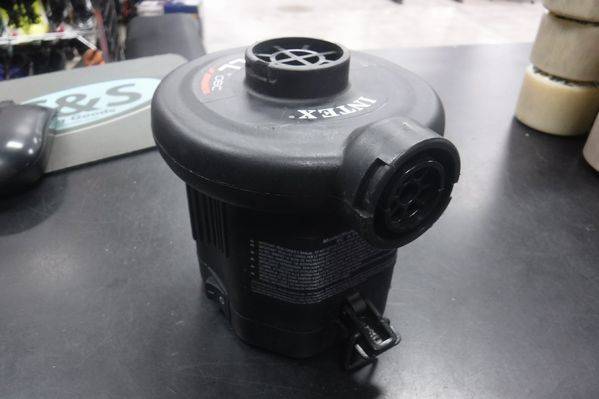 Load image into Gallery viewer, Used Intex 06C Quick Fill Air Pump (Missing Nozzles)
