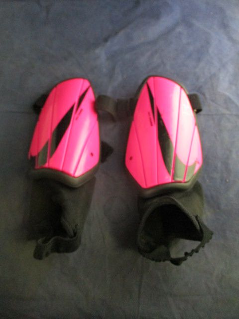 Load image into Gallery viewer, Used Nike Charge Shin Guards Youth Size Medium 4&#39;3&quot; - 4&#39;7&quot;
