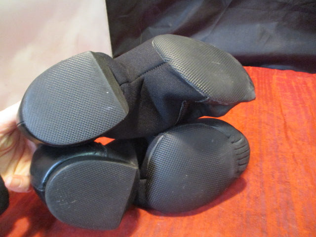 Load image into Gallery viewer, Used Leo&#39;s Dancewear Dance Shoes Size 10
