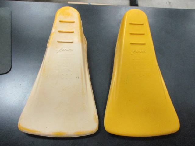 Load image into Gallery viewer, Used Finis Zoomers Gold Swim Fins Size 3.5-5
