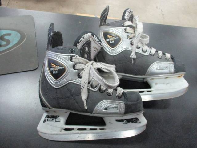 Load image into Gallery viewer, Used CCM Vector 6.5 Junior Hockey Skates Size 13Y
