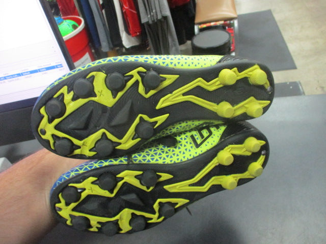 Load image into Gallery viewer, Used Lotto Forza Soccer Cleats Size 4 (Holes on Back of Heel)

