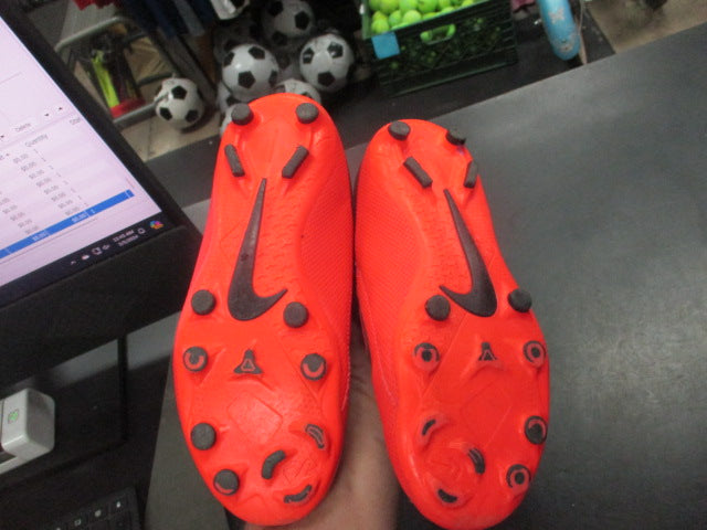 Load image into Gallery viewer, Used Nike Phantom VSN Soccer Cleats Size 1 (No Laces)

