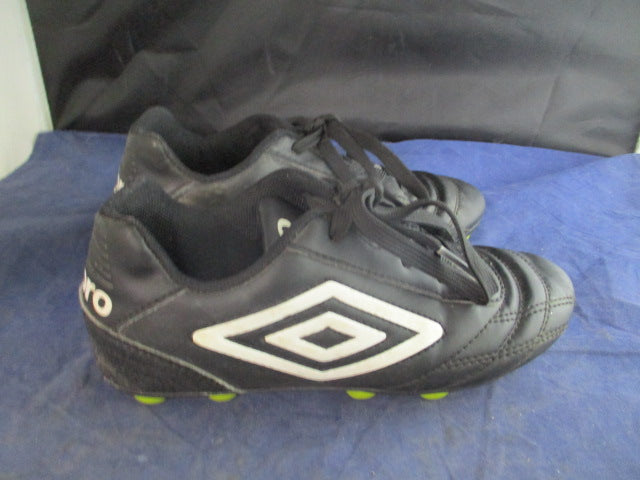 Load image into Gallery viewer, Used Umbro Soccer Cleats Size 1
