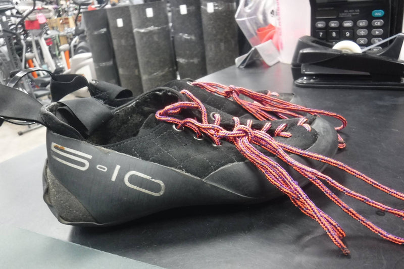 Load image into Gallery viewer, Used Stealth 510 Size 6 Climbing Shoes
