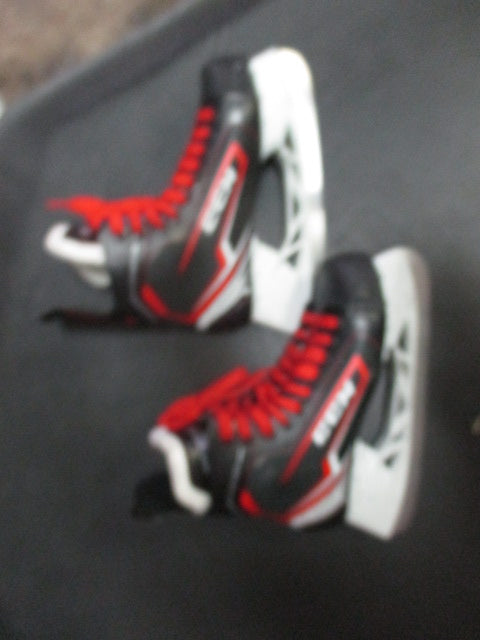 Load image into Gallery viewer, Used CCM FT340 Hockey Skates Size 5
