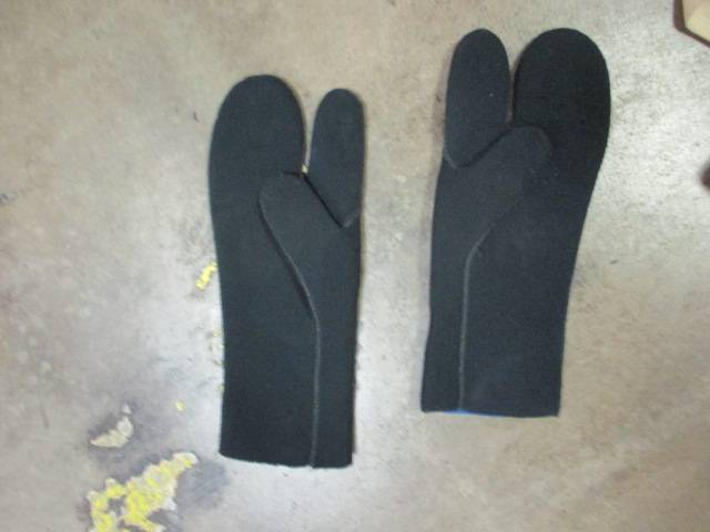 Load image into Gallery viewer, Used Zwicker Dive Gloves
