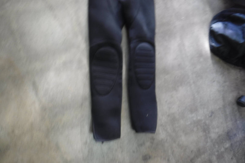 Load image into Gallery viewer, Used Youth Seavenger Wetsuit Size 10
