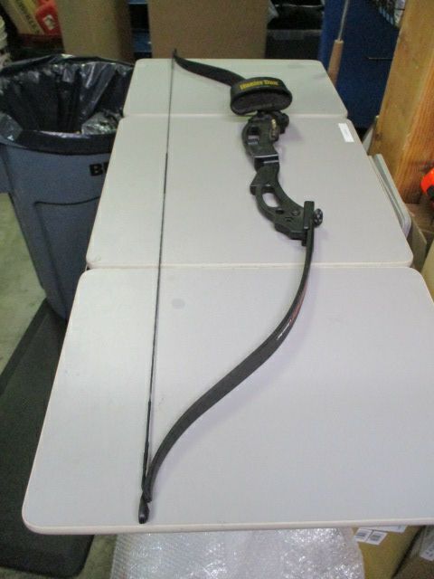 Load image into Gallery viewer, Used Hunter Dan Blazer 4 ft Archery Bow w/ Quiver - worn arrow rest
