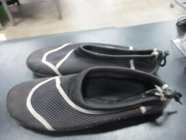 Load image into Gallery viewer, Used Black Water Shoes Size 10
