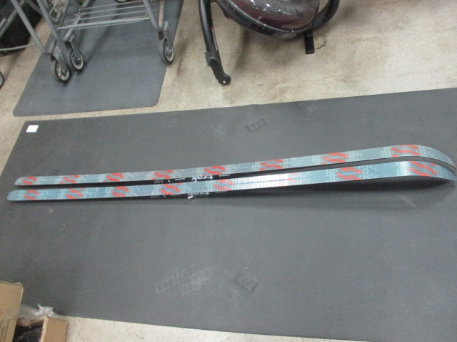Load image into Gallery viewer, Used Omnitrak Sierra Cross Country Skis 190cm
