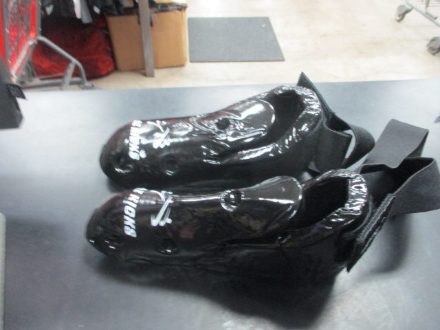 Load image into Gallery viewer, Used Century Karate Sparring Shoes Youth 12/13
