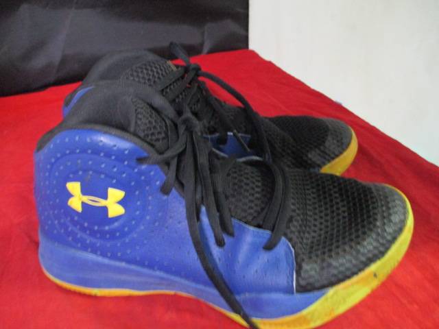 Load image into Gallery viewer, Used Under Armour Basketball Shoes Size 5
