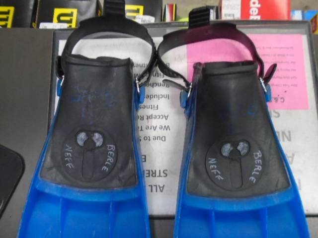 Load image into Gallery viewer, Used Aqua Lung Compro Dive Fins Sz XS
