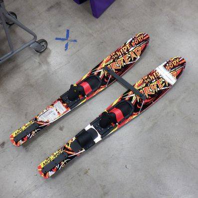 Load image into Gallery viewer, Airhead AHS-900 54&quot; Wide-Body Junior Combo Skis
